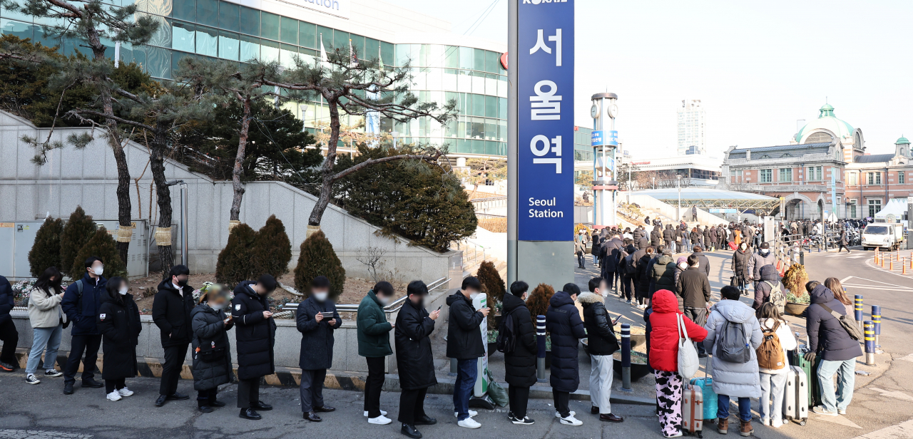 코로나19 변종 오미크론 확산세가 거센 가운데 21일 오전 서울 중구 서울역 코로나19 임시 선별검사소에서 시민들이 검사를 받기 위해 줄을 서 있다. [연합]