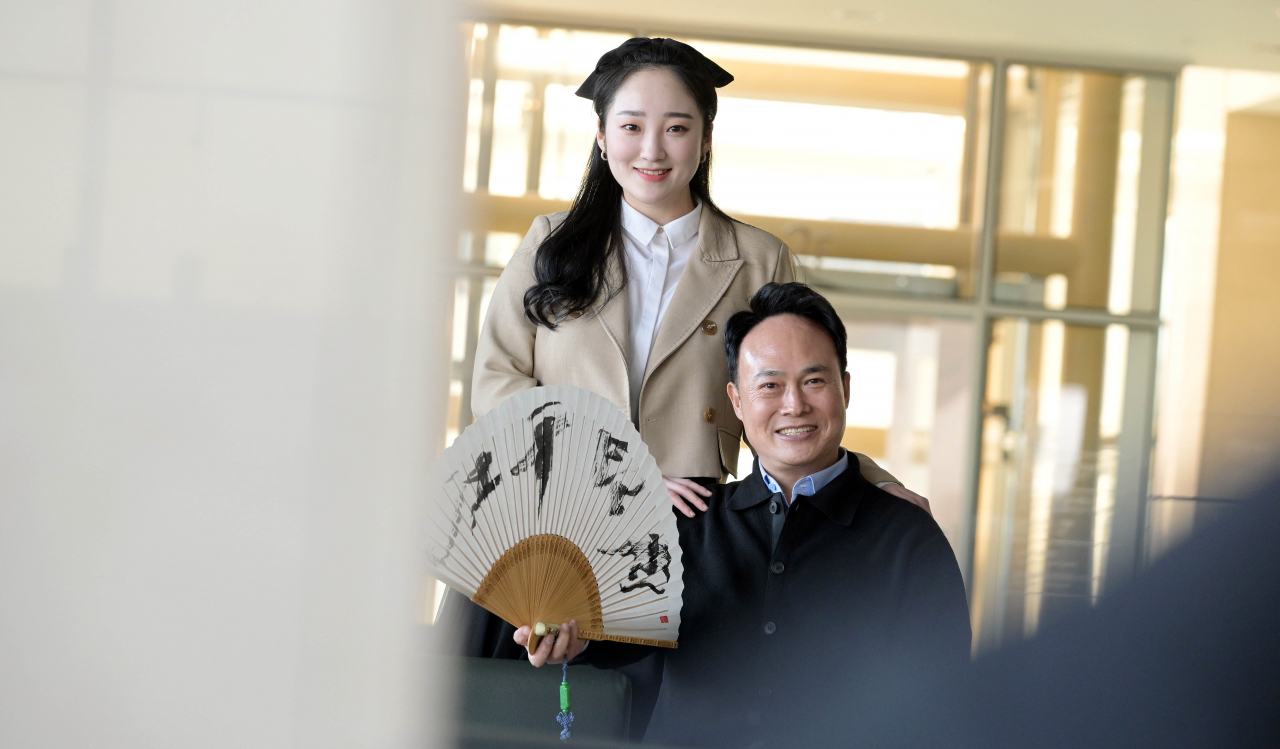 왕기철 명창의 집안은 유명한 ‘판소리 명가’다. 왕 명창은 8남매 중 일곱째로 태어나 형(故 왕기창)을 따라 소리를 배웠고, 동생은 왕기석 국립민속국악원장이다. 국립창극단 단원인 딸 왕윤정은 성실히 아버지의 뒤를 따르고 있다. 이상섭 기자
