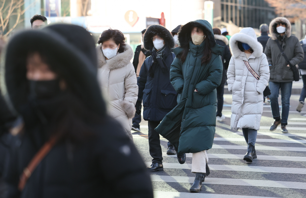전국 아침 최저 기온이 영하권의 강추위를 보이는 23일 오전 서울 광화문광장에서 시민들이 두꺼운 외투를 입고 걸어가고 있다. [연합]
