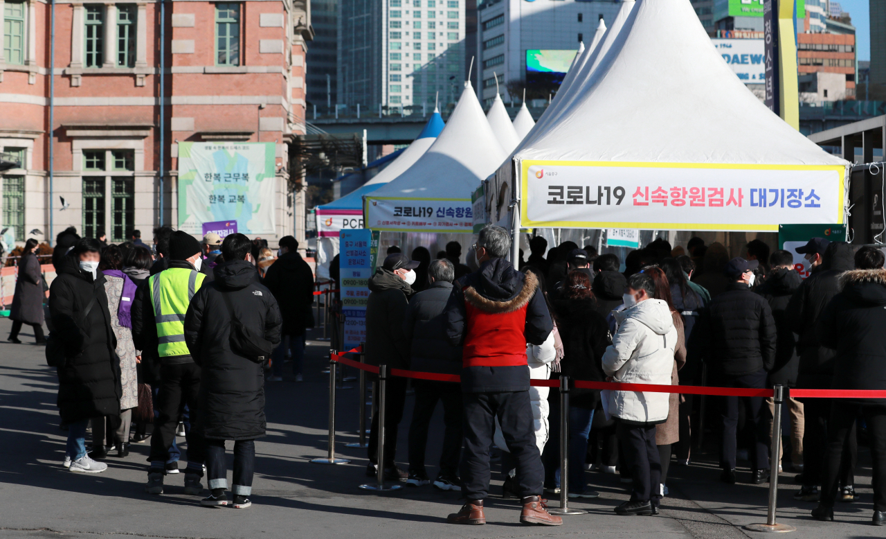 23일 오후 서울역 임시선별검사소에서 시민들이 신종 코로나바이러스 감염증(코로나19) PCR 검사를 받고 있다. 중앙방역대책본부에 따르면 이날 0시기준 신규 코로나19 확진자는 17만 1천452명으로 집계됐다. [연합]
