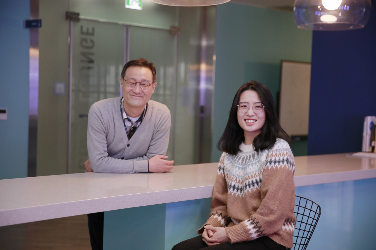 아산사회복지재단 의생명과학분야 장학생으로 선정된 강유진 대학원생(오른쪽)과 이자일 지도교수(왼쪽).