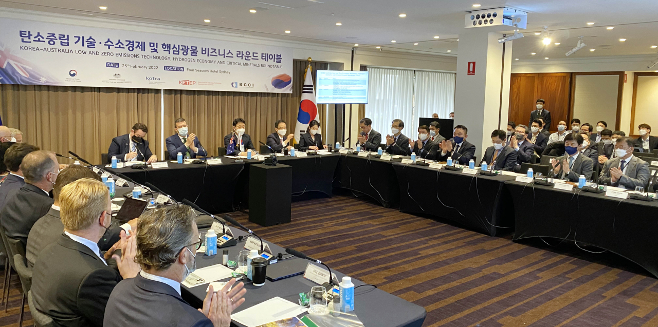 대한상공회의소는 호주 무역투자대표부·코트라·에너지기술평가원과 공동으로 25일 호주 시드니 현지에서 ‘한-호주 비즈니스 라운드테이블’을 개최하고 양국 간 경협 확대방안을 논의했다.[대한상의 제공]