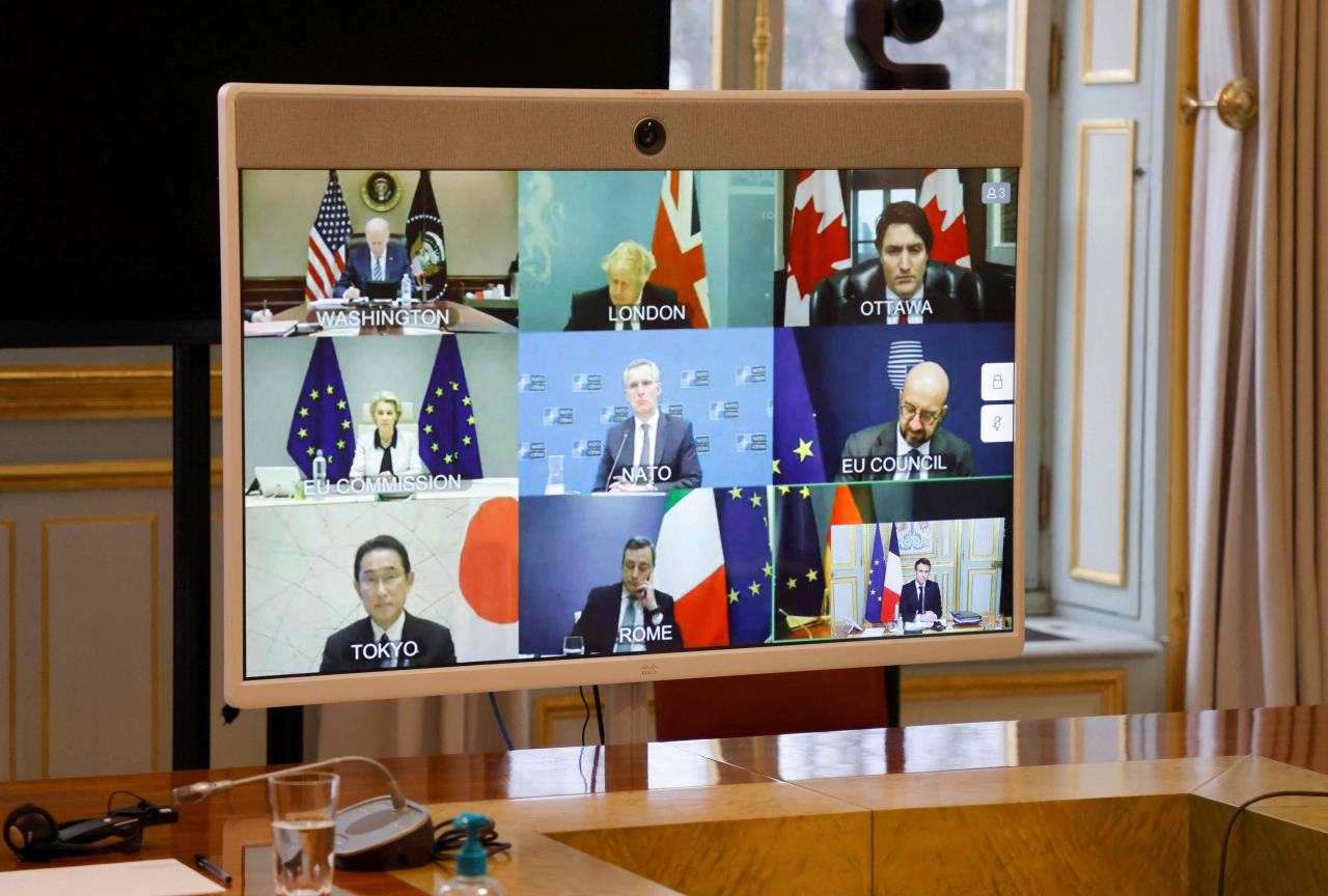 주요 7개국(G7) 정상이 24일(현지시간) 화상 회의를 가지고 있다. 맨 왼쪽 위부터 시계 방향으로 조 바이든 미국 대통령, 보리스 존슨 영국 총리, 쥐스탱 트뤼도 캐나다 총리, 우르줄라 폰 데어 라이엔 유럽연합(EU) 집행위원장, 옌스 스톨텐베르그 북대서양조약기구(나토·NATO) 사무총장, 샤를 미셸 EU 상임의장, 기시다 후미오(岸田文雄) 일본 총리, 마리오 드라기 이탈리아 총리, 그리고 에마뉘엘 마크롱 프랑스 대통령. [AFP]