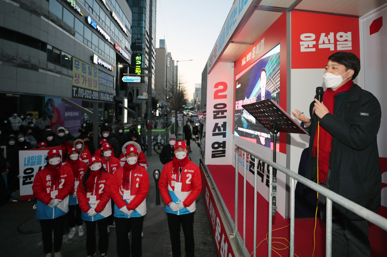 이준석 국민의힘 대표가 24일 오후 광주 동구 충장로에서 윤석열 대선 후보를 지지해 줄 것을 호소하고 있다. [연합]