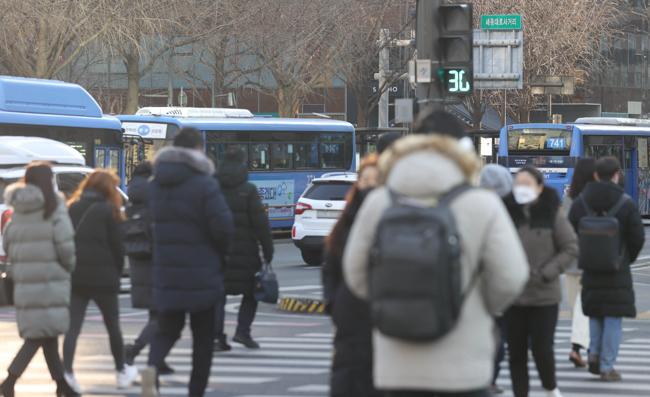 지난 21일 오전 서울 종로구 세종대로사거리 횡단보도를 건너가고 있는 있는 시민들. 연합뉴스