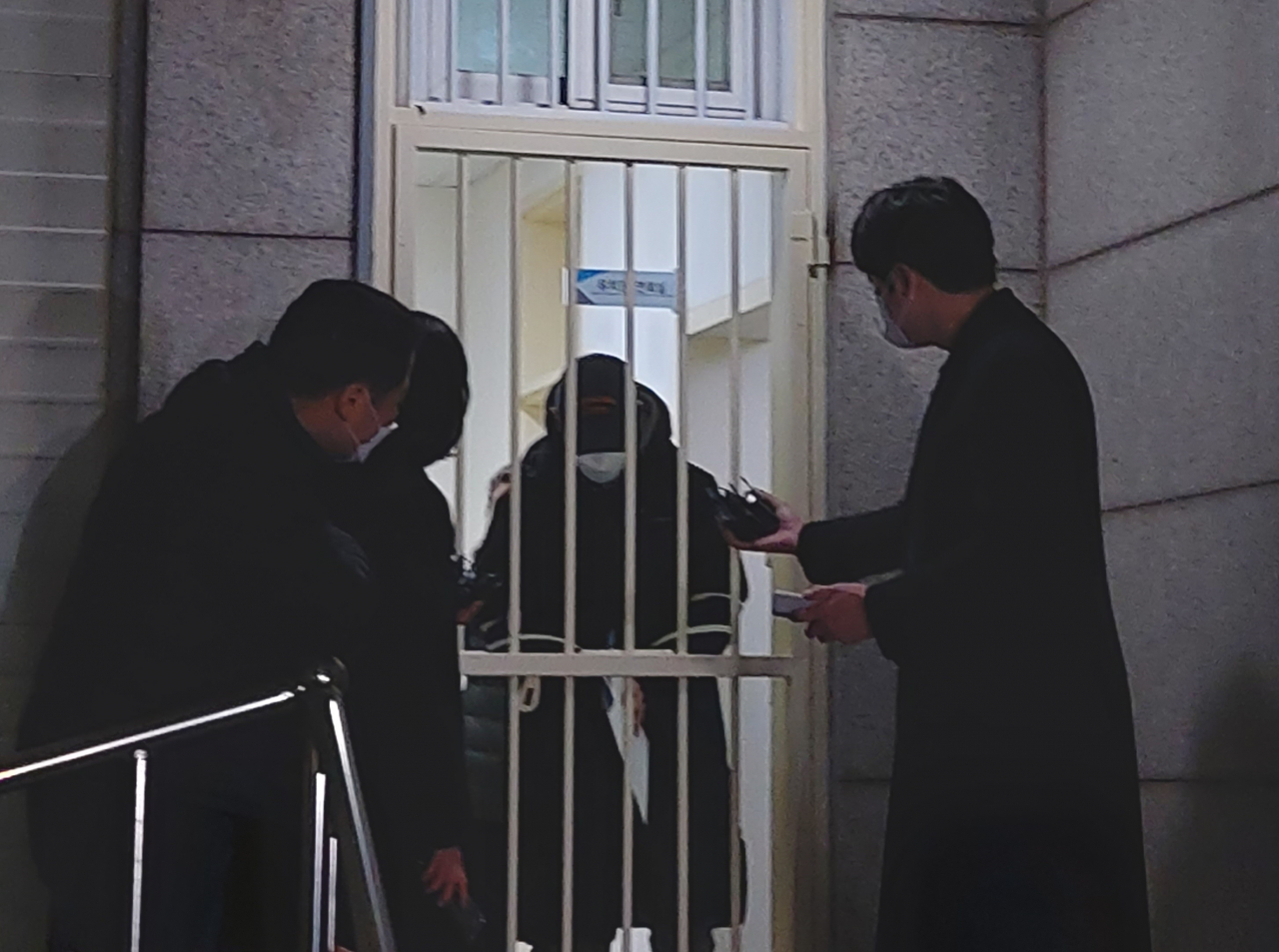 계양전기에서 6년간 회삿돈 245억원을 빼돌린 혐의를 받는 30대 직원 김모씨가 검찰 송치를 위해 서울 수서경찰서 유치장에서 나오고 있다. 김희량 기자