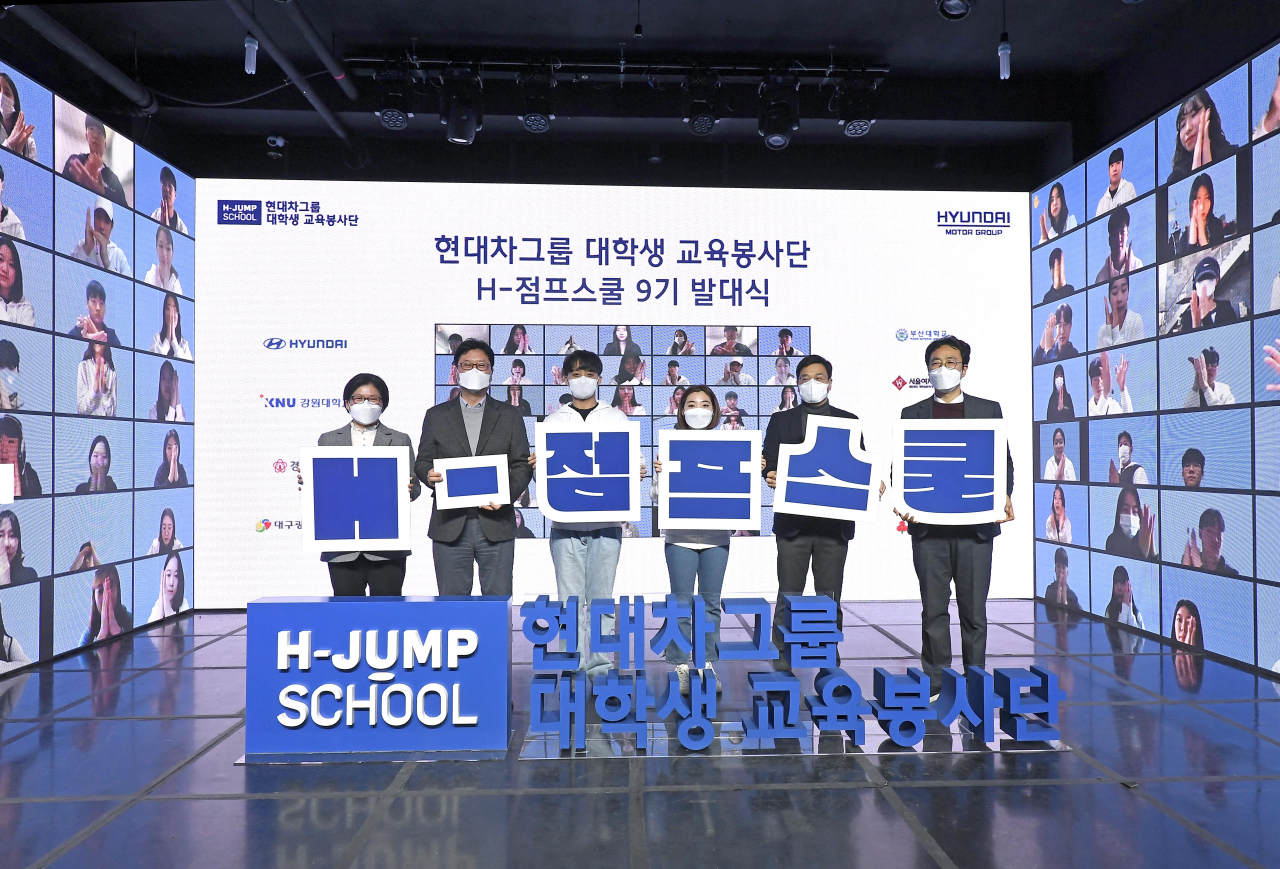 김금자(왼쪽부터) 새날지역아동센터장, 이병훈 현대차그룹 상무, 민주홍 9기 대학생 멘토, 권세진 9기 대학생 멘토, 박남춘 서울여자대학교 SI교육센터장, 이의헌 사단법인 점프 이사장. [현대차그룹 제공]