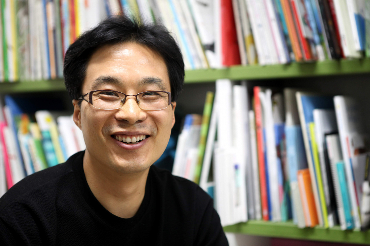 최덕규 작가