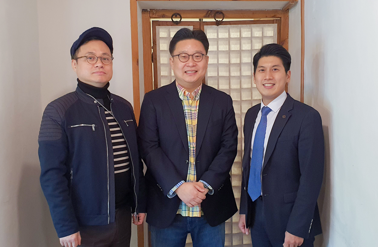 동북공정 역사왜곡과 문화침략에 강력 대응키로 의기투합한 허정 총괄디렉터, 서경덕 교수, 정사무엘 단장(왼쪽부터)