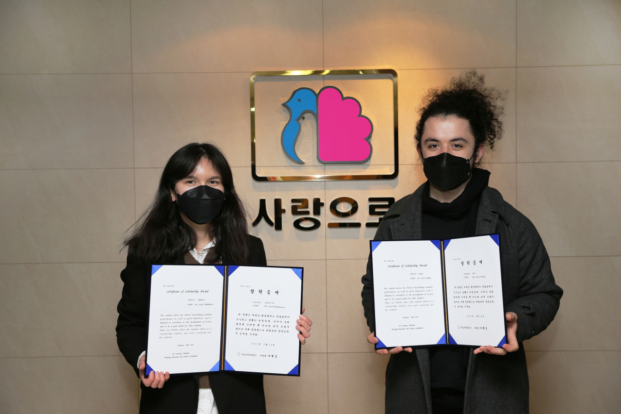 타지키스탄의 오조다 마흐카모바(왼쪽)와 터키의 세르잔 예실코이가 2022년 1학기 우정교육문화재단 장학금 증서를 전달받고 기념촬영을 하고 있다. [부영 제공]