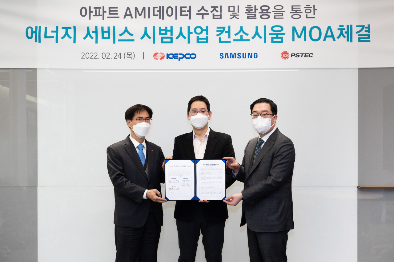 24일 삼성디지털프라자 용인구성본점에서 김숙철(맨 왼쪽) 한국전력 기술혁신본부장, 박찬우 삼성전자 생활가전사업부 부사장, 황재용 피에스텍 대표이사가 ‘아파트 AMI 데이터 수집 및 활용을 통한 에너지 서비스 시범사업 컨소시엄 추진을 위한 업무협약(MOA)’을 체결하고 있다.[삼성전자 제공]