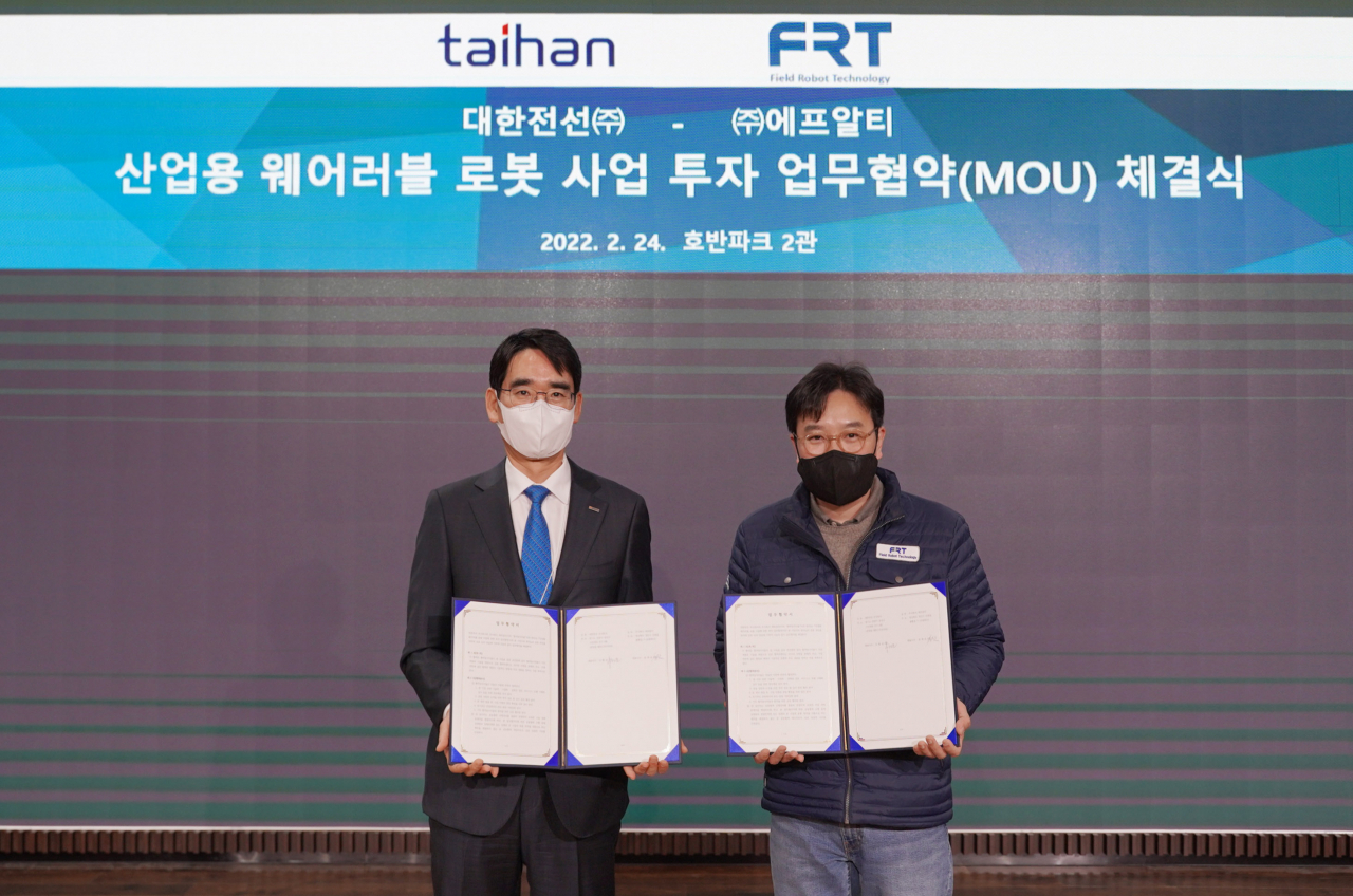 지난 24일 호반파크 강당에서 진행된 웨어러블 로봇 사업 투자 업무협약식에 참석한 대한전선 나형균 사장(좌)과 에프알티 장재호 대표 [대한전선 제공]