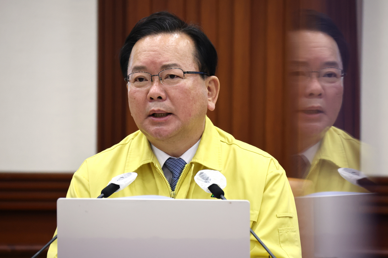 25일 정부서울청사에서 열린 코로나19 대응 중앙재난안전대책본부 회의를 주재하고 있는 김부겸 국무총리. [연합]