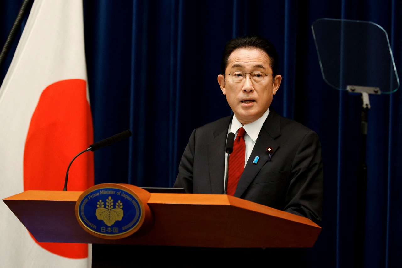 기시다 후미오(岸田文雄) 일본 총리가 25일 오전 열린 기자회견을 통해 반도체를 포함한 대(對)러시아 수출규제를 발표하고 있다. [로이터]