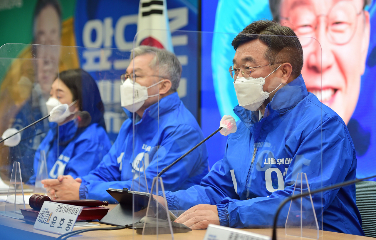 윤호중 더불어민주당 원내대표가 25일 서울 여의도 당사에서 열린 중앙선거대책위원회의에서 발언하고 있다. [이상섭 기자]