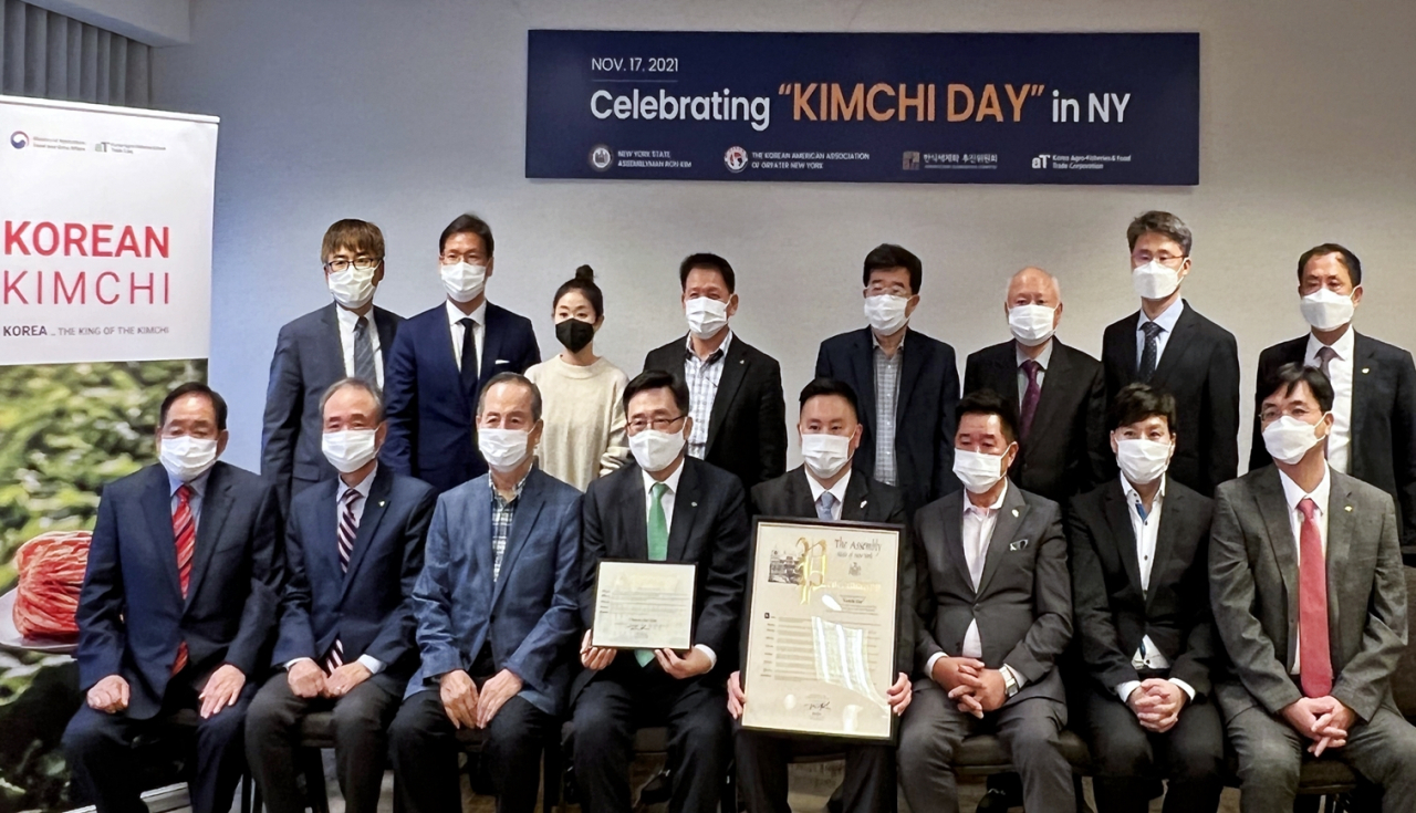 김춘진(첫째줄 왼쪽 네번째) 한국농수산식품유통공사 사장이 최근 미국 뉴욕주 의회에서 통과된 ‘김치의 날’ 제정안을 기념해 촬영을 하고 있다. [한국농수산식품유통공사 제공]