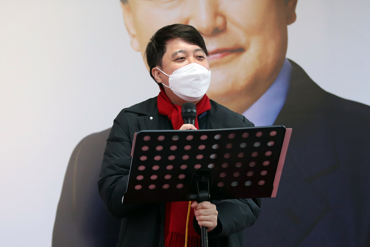 국민의힘 이준석 대표가 24일 오후 광주 동구 충장로에서 윤석열 대선 후보를 지지해 줄 것을 호소하고 있다. [연합]