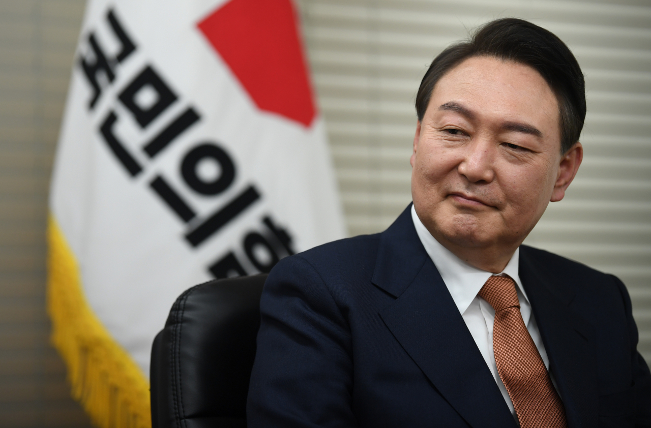 국민의힘 윤석열 대선후보가 지난 24일 서울 영등포구 당사에서 짐 로저스 로저스홀딩스 회장과 면담하고 있다. [연합]