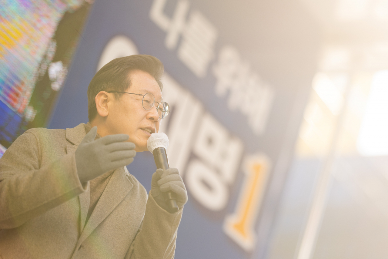 더불어민주당 이재명 대선후보가 24일 강원도 원주시 중앙로 문화의거리에서 열린 '강원도 코리아 프리미엄 시대, 이재명이 열겠습니다!' 원주 유세에서 지지를 호소하고 있다. [연합]