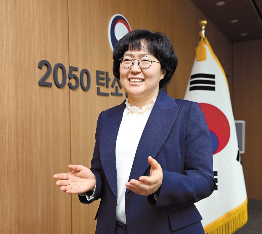 윤순진 2050탄소중립위원회 공동위원장이 지난 17일 서울 종로 사무실에서 헤럴드경제와 인터뷰를 하고 있다. 박현구 기자