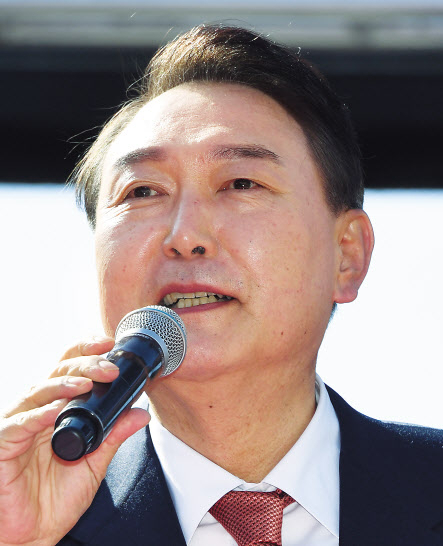 대선 막판 초박빙 판세가 이어지는 가운데 각 후보들의 ‘입’도 더 격해지고 있다. 사진은 지난 24일 충복 충주에서 유세하는 이재명(위쪽) 더불어민주당 대선 후보와 같은날 경기 수원에서 연설하는 윤석열 국민의힘 대선 후보.[국회사진기자단]