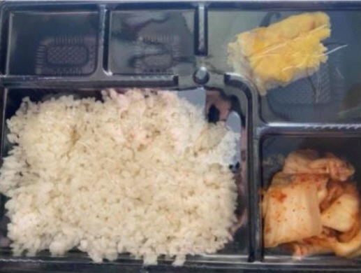육군은 모 부대 취사병이 음식에 자신의 소변과 침 등 이물질을 섞어 조리했다는 제보를 접수하고 조사에 나섰다. 지난해 부실 급식 논란 때 ‘육군훈련소에서 대신 알려드립니다’에 올라온 음식 사진. [헤럴드경제DB]