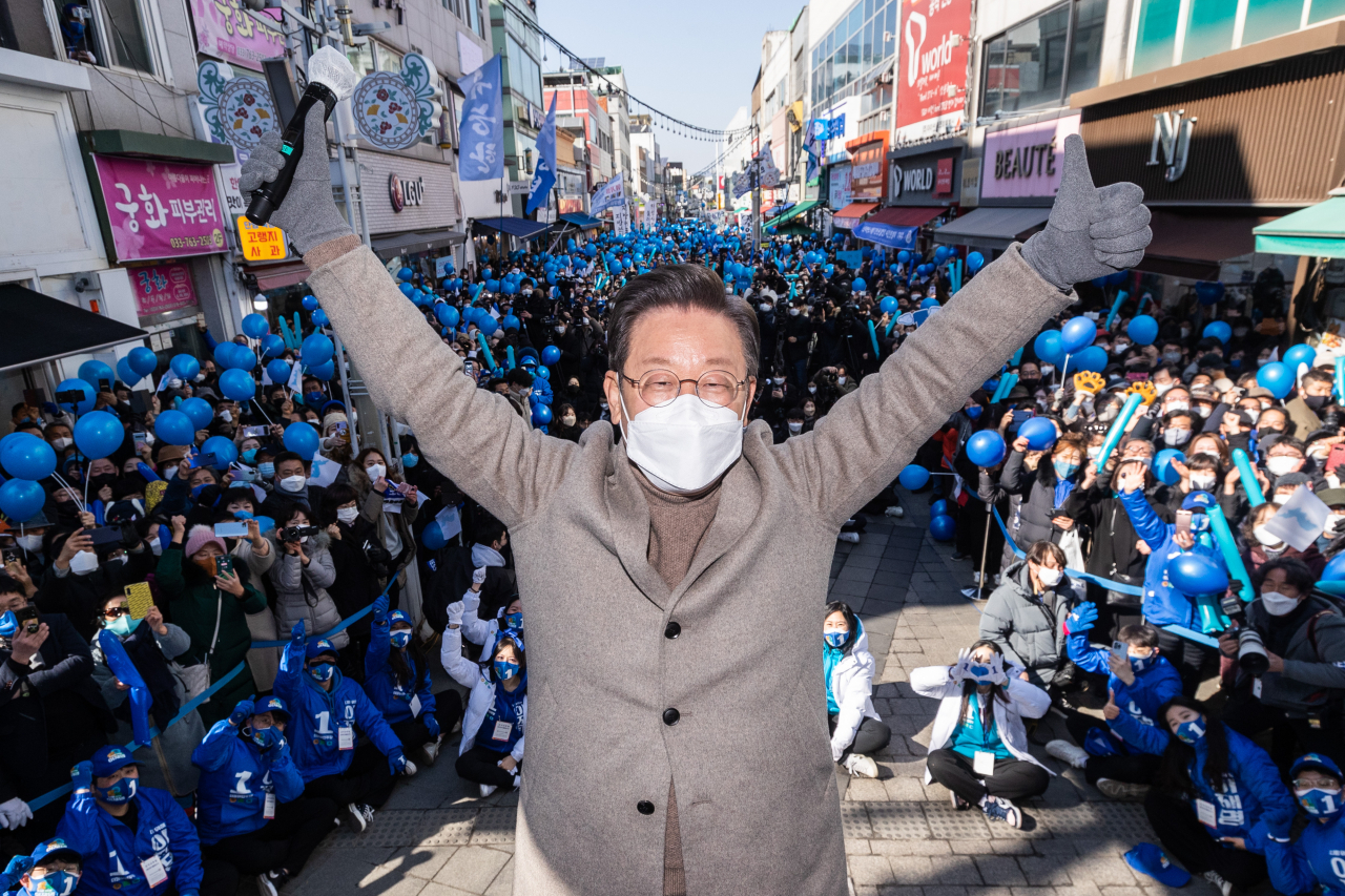 더불어민주당 이재명 대선후보가 24일 강원도 원주시 중앙로 문화의거리에서 열린 '강원도 코리아 프리미엄 시대, 이재명이 열겠습니다!' 원주 유세에서 지지자에게 인사하고 있다. [연합]
