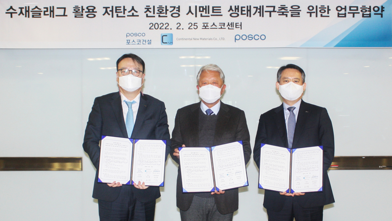 포스코, 포스코건설, 대륙신소재가 25일 포스코센터에서 ‘수재슬래그를 활용한 탄소저감 친환경 시멘트 확산 협력 MOU’를 체결했다. (왼쪽부터) 김대업 포스코 열연마케팅실장, 선인명 대륙신소재 대표이사, 남성현 포스코건설 R&D 센터장. [포스코 제공]