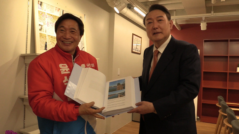 이학재 국민의힘 인천시당 공동총괄선거대책위원장이 윤석열 대선후보에게 인천시민의 염원이 담긴 ‘정권교체 100일 인천 대장정’의 기록을 전달하고 있다.