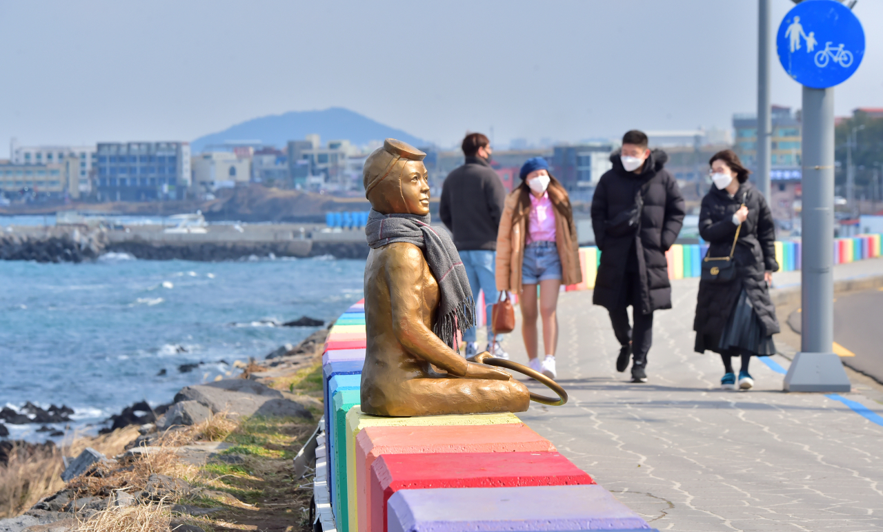 2월 하순, 제주도내 한적한 곳에도 나들이객들이 보인다. [연합]