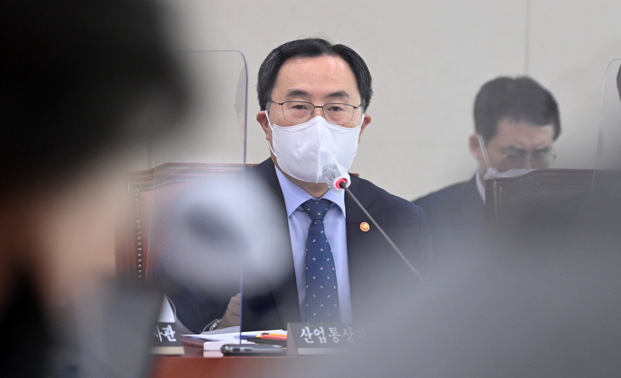 문승욱 산업통상자원부 장관이 25일 오후 서울 여의도 국회에서 열린 산업통상자원중소벤처기업위원회 전체회의에서 우크라이나 사태 관련 긴급현안질의에 대해 답변하고 있다. [연합]