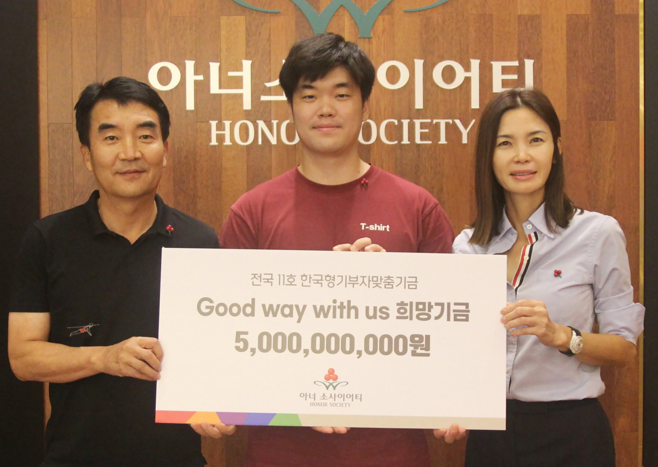 원영식 초록뱀미디어 회장 가족. 왼쪽부터 원 회장, 아들 원성준, 부인 강수진씨.