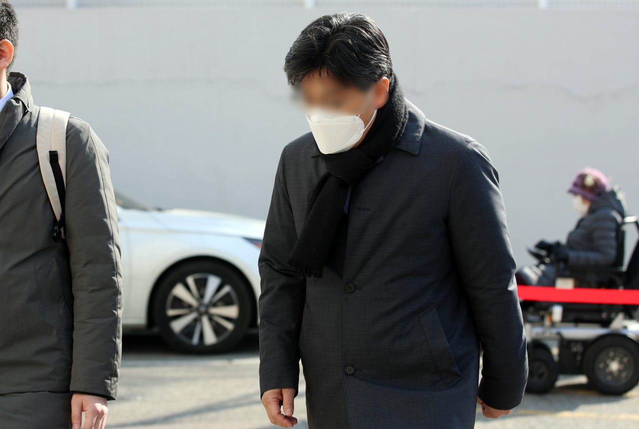 25일 오전 광주 동구 광주지법에서 학동4구역 철거 공사와 관련해 입찰 비리에 연루된 혐의를 받는 HDC 현대산업개발 A상무가 영장실질심사를 받기 위해 출석하고 있다. [연합]
