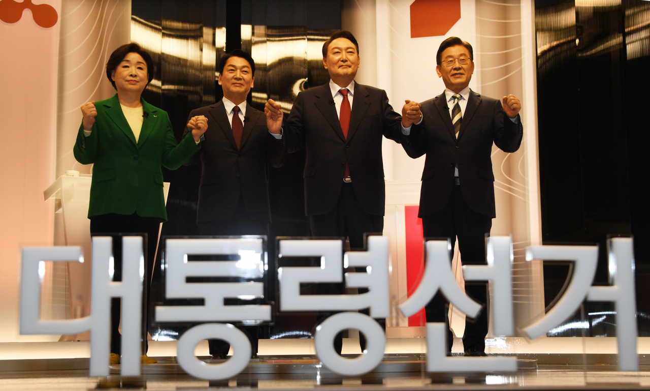 25일 서울 상암동 SBS 스튜디오에서 열린 중앙선거관리위원회가 주관하는 제20대 대통령선거 후보자 2차 정치분야 방송토론회에서 심상정 정의당, 안철수 국민의당, 윤석열 국민의힘, 이재명 더불어민주당 대선후보가 토론에 앞서 기념촬영을 하고 있다. [연합]