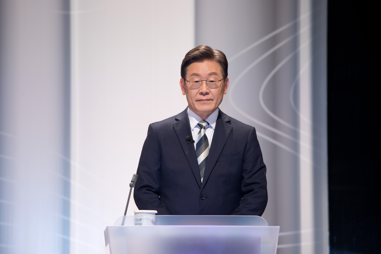 Presidential nominee Lee Jae-myung of the ruling Democratic Party of Korea prepares for a TV debate program Friday night. (Joint Press Corps)