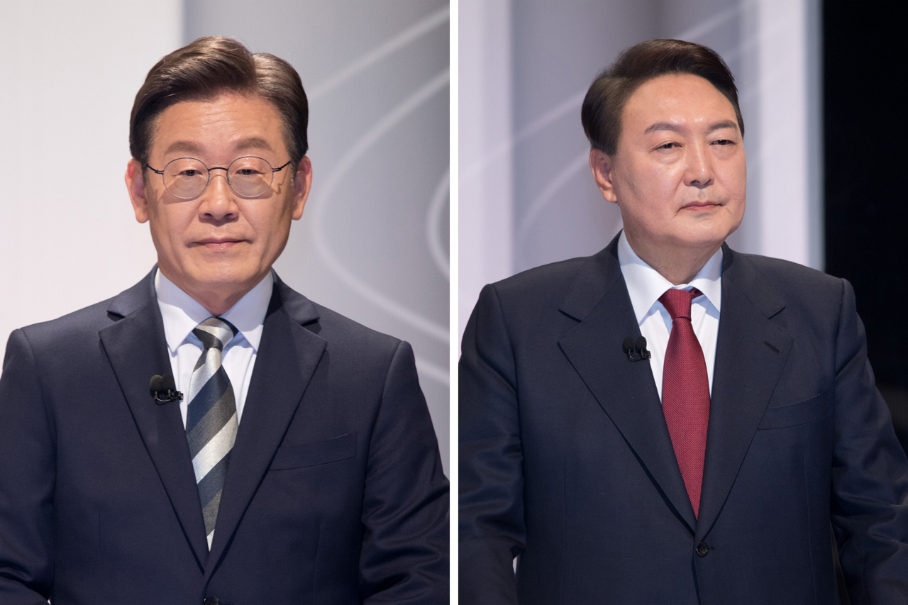 25일 서울 상암동 SBS 스튜디오에서 열린 중앙선거관리위원회가 주관하는 제20대 대통령선거 후보자 2차 정치분야 방송토론회에 참석한 이재명 더불어민주당 대선후보, 윤석열 국민의힘 대선후보. [연합]