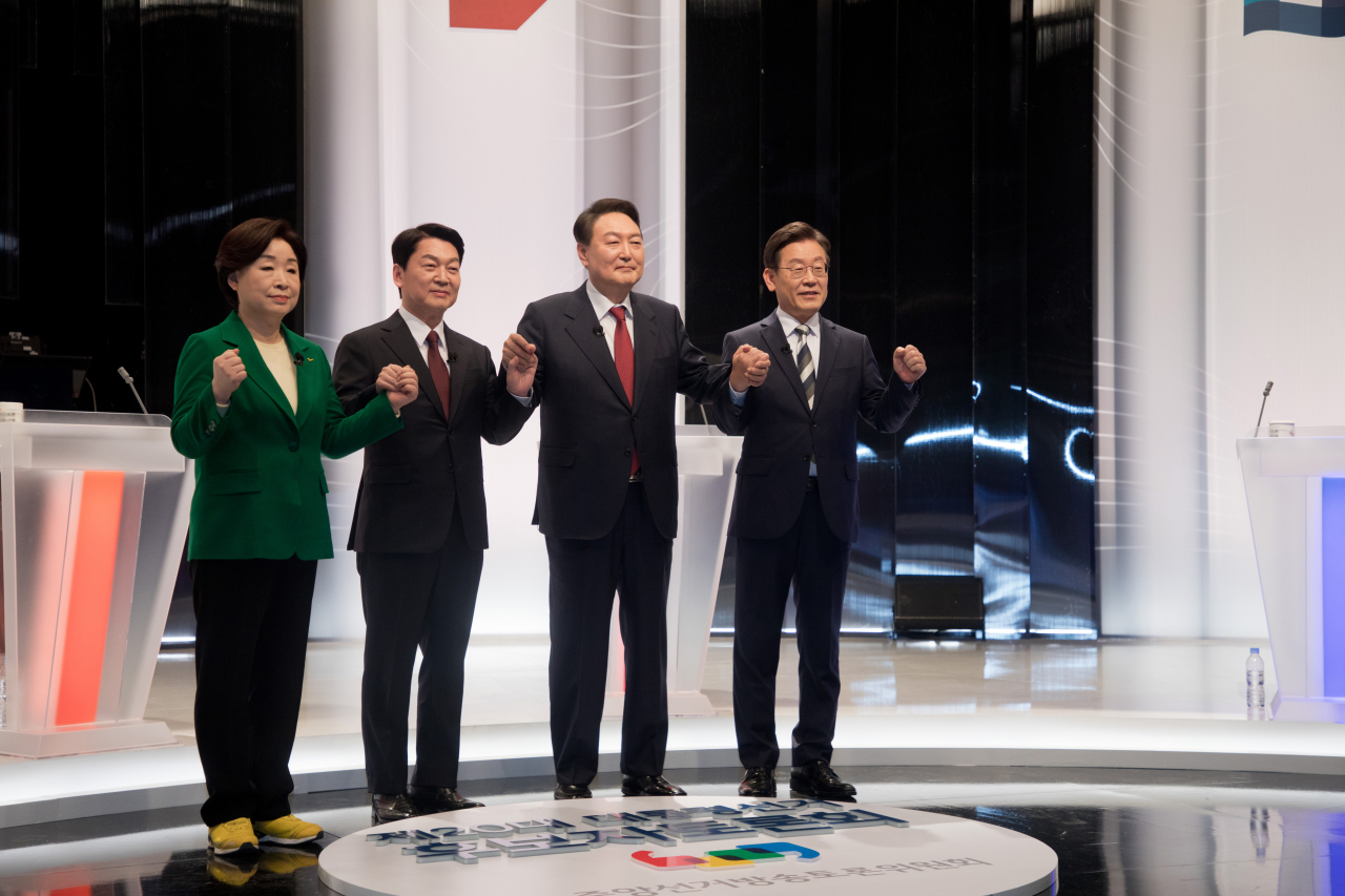 지난 25일 서울 상암동 SBS 스튜디오에서 열린 중앙선거관리위원회 주관 제20대 대통령선거 후보자 2차 정치분야 방송토론회에서 심상정 정의당(왼쪽부터), 안철수 국민의당, 윤석열 국민의힘, 이재명 더불어민주당 대선후보가 토론에 앞서 기념촬영을 하고 있다. [연합]