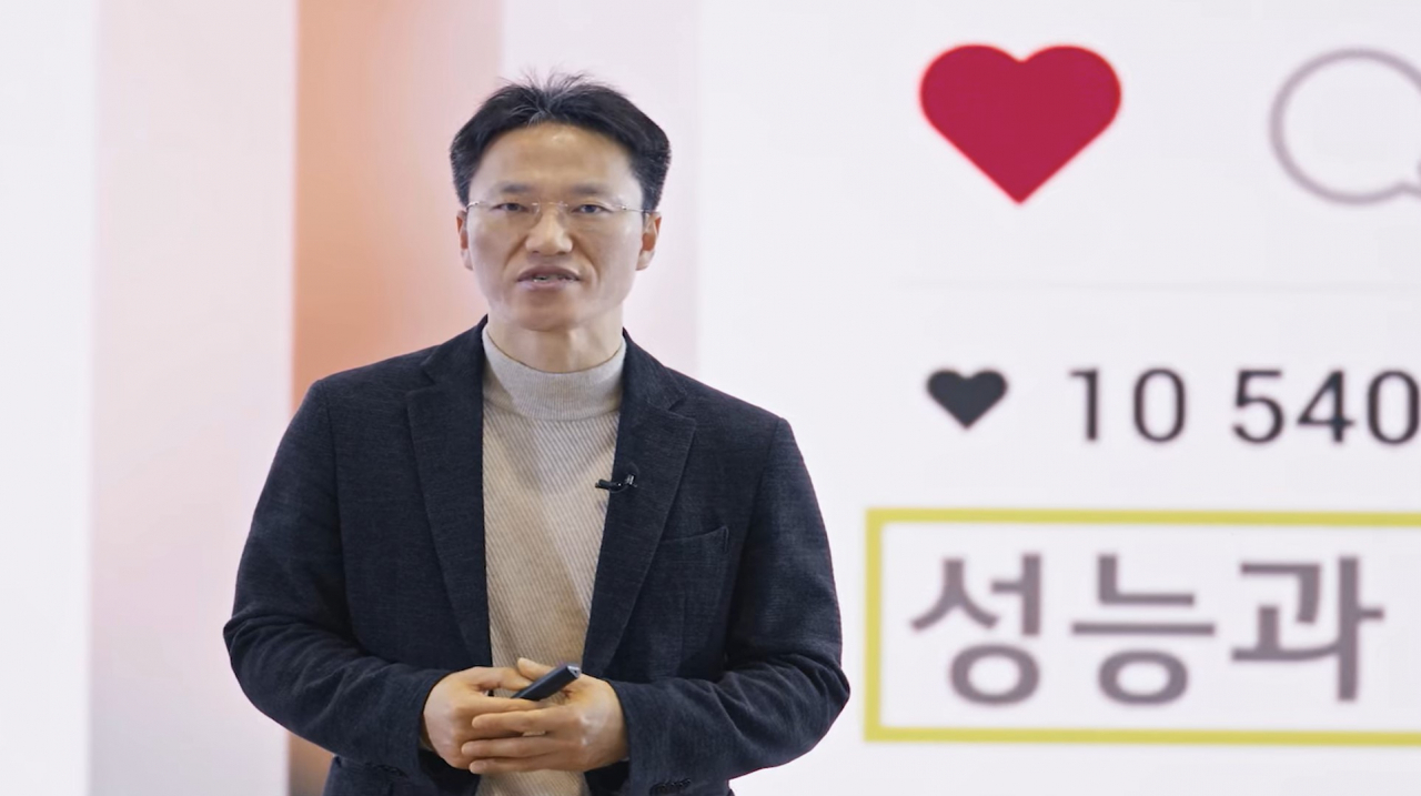 지난 22일 LG AI연구원이 공개한 ‘엑스퍼트 AI 얼라이언스 워크숍’ 영상에서 김병훈 LG전자 최고기술책임자(CTO) 부사장이 기술에 대해 설명하는 모습[LG AI연구원 유튜브 영상 캡처]