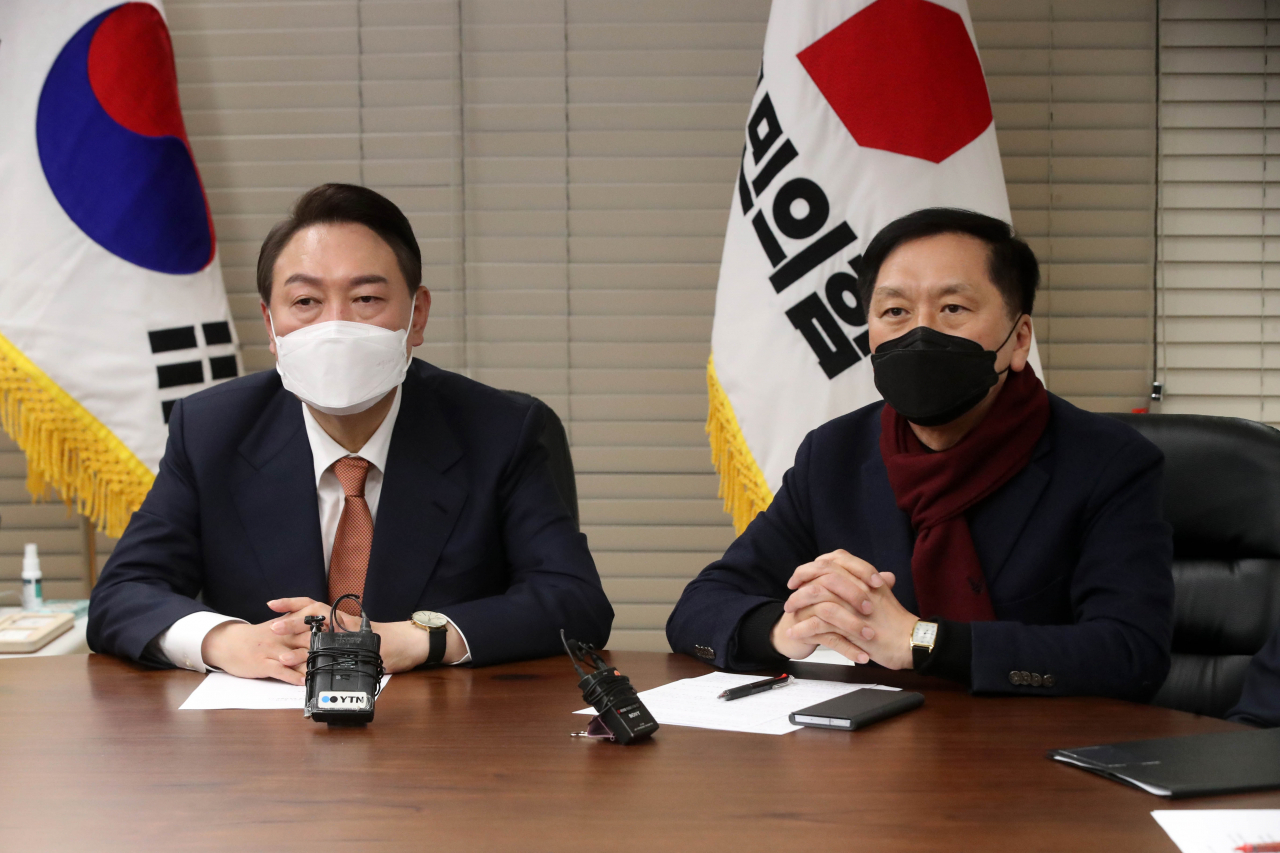 국민의힘 김기현 원내대표가 24일 오후 서울 여의도 중앙당사에서 열린 우크라이나 사태 관련 긴급대책회의에서 발언하고 있다. 왼쪽은 윤석열 대선 후보. 연합뉴스