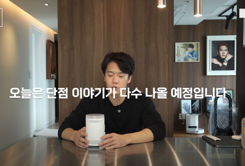 배우 하석진 씨가 삼성전자 포터블 스크린 '더 프리스타일'을 리뷰하는 모습[하석진 유튜브 캡처]