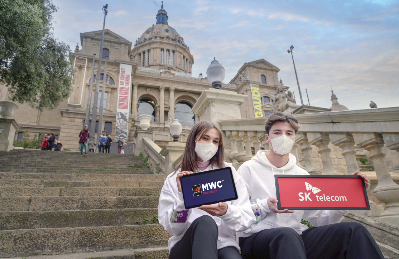 SKT 모델들이 바르셀로나 시내를 배경으로 MWC22 개막을 알리고 있다.