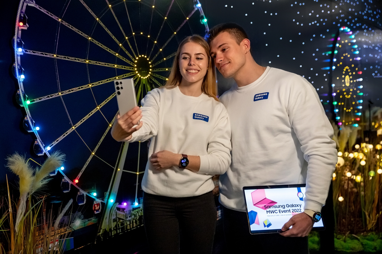삼성전자는 MWC 2022에서 갤럭시 중심의 차세대 모바일 경험을 소개한다고 27일 밝혔다. 사진은 삼성전자 전시관에서 '갤럭시S22' 시리즈의 나이토그래피 기능을 체험하고 있는 모습. [삼성전자 제공]