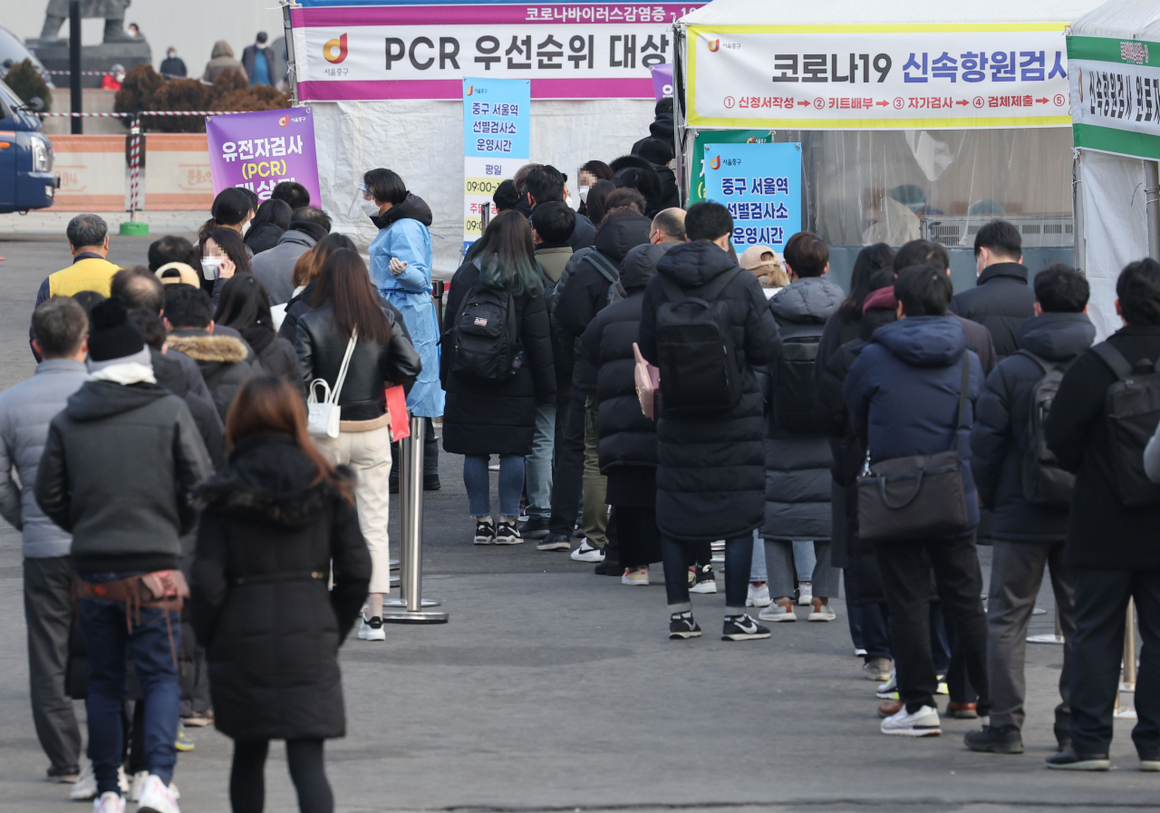 신종 코로나바이러스 감염증(코로나19) 신규 확진자 수가 16만5890명을 기록한 25일 오전 서울역 코로나19 임시선별검사소에서 시민들이 줄을 서 있다. [연합]