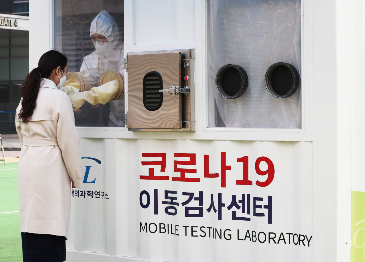 경기도 용인시 기흥구 서울의과학연구소에서 관계자들이 코로나19 이동검사센터 운영 모습을 시연하고 있다. [연합]