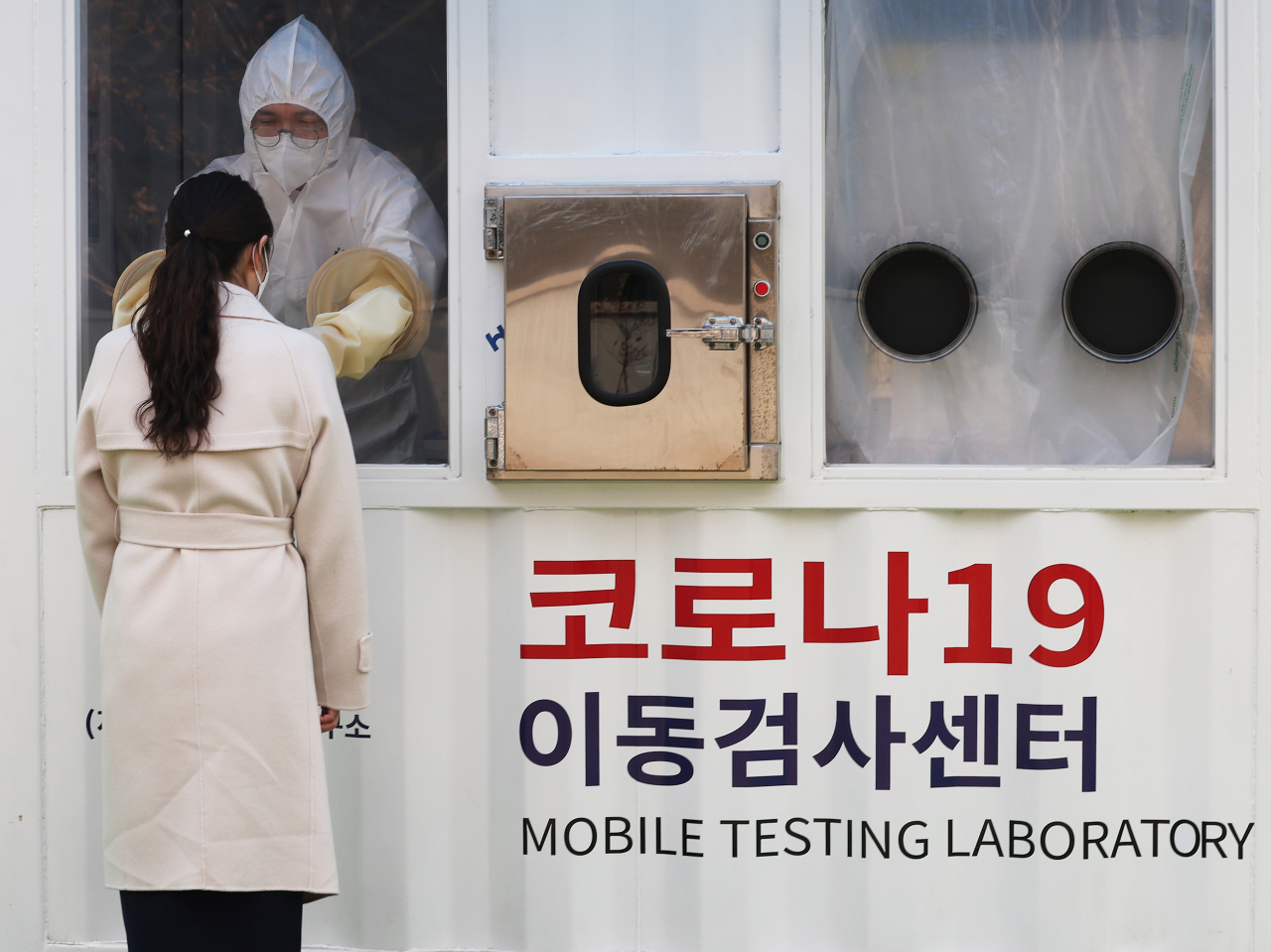 교육부는 학생·교직원 대상 현장 이동형 PCR 검사소를 운영해 학교에 확진자가 발생하면 접촉자의 감염 여부를 빠르게 진단한다는 계획이다. 연합뉴스