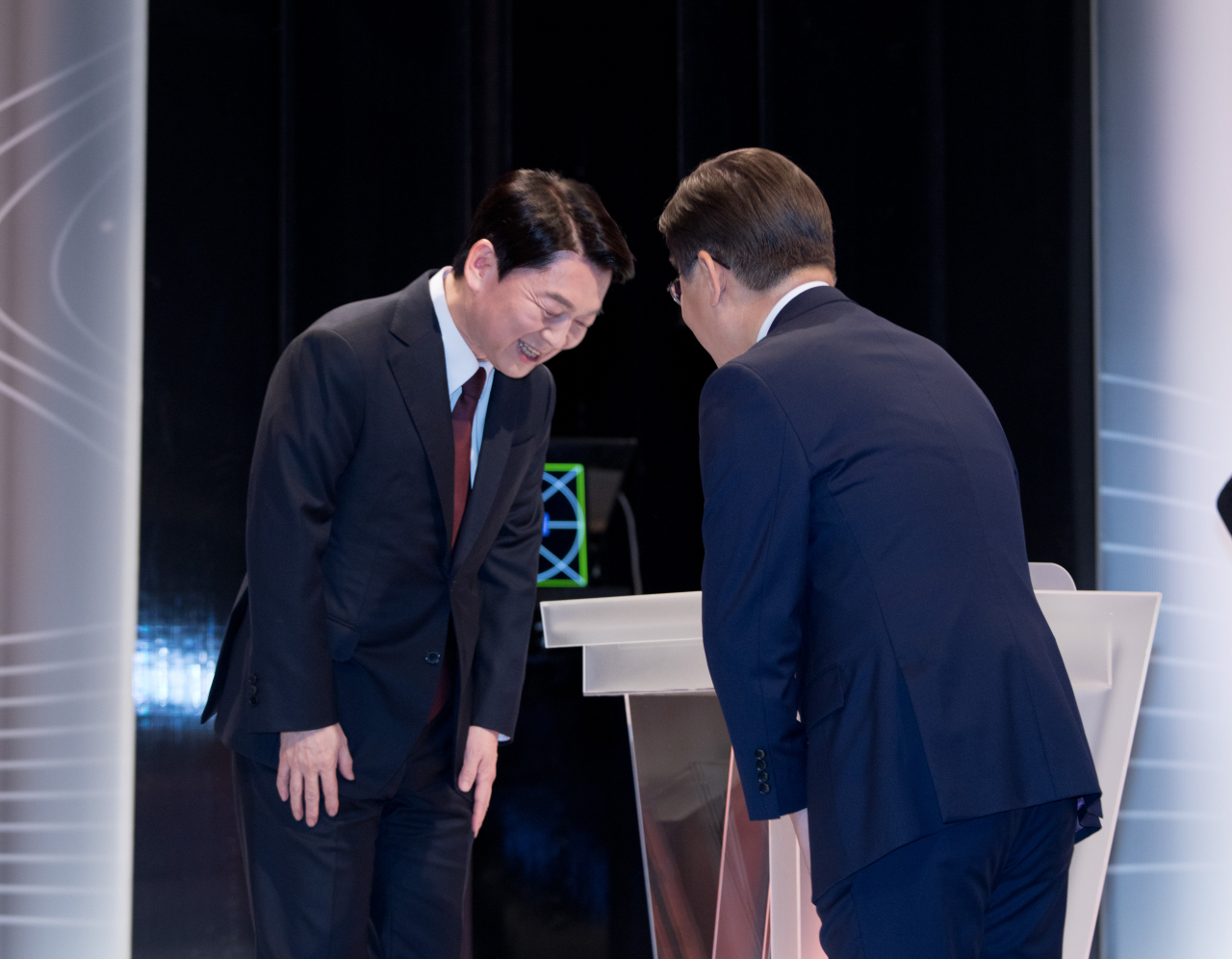 안철수 국민의당 대선후보(왼쪽)와 이재명 더불어민주당 대선후보가 지난 25일 서울 마포구 상암동 SBS 스튜디오에서 열린 중앙선거관리위원회 주관 제20대 대통령선거 후보자 2차 정치분야 방송토론회에서 인사하고 있다. [연합]
