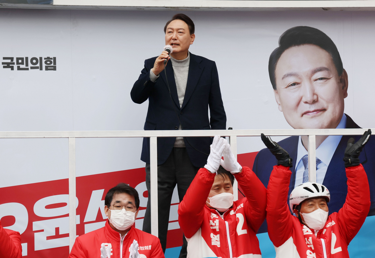윤석열 국민의힘 대선 후보가 26일 오전 인천 서구 검단사거리역 앞에서 열린 "경제 쑥쑥, 행복 쑥쑥, 인천시민 화이팅!" 유세에서 지지를 호소하고 있다. [국회사진기자단]