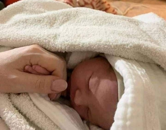 급박한 공습 속에서 키예프 지하철역에서 태어난 아기. [우크라이나 의회 트위터]