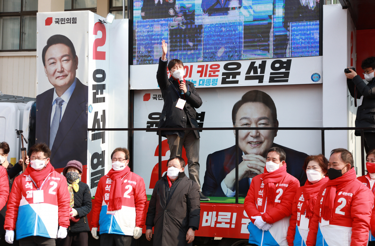 이준석 국민의힘 대표가 26일 경북 문경시 점촌역에서 시민들에게 윤석열 후보에 대한 지지를 호소하고 있다. [연합]