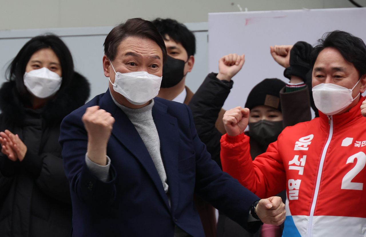 국민의힘 윤석열 대선 후보가 26일 오후 서울 구로구 홈플러스 신도림점 앞에서 열린 "구로를 디지털 굳로(Good road)로, 윤석열과 함께" 유세에서 어퍼컷 세리머니를 하고 있다. [국회사진기자단]